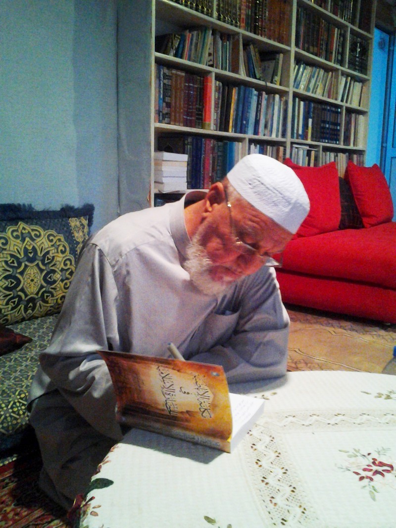 الدكتور يؤرخ في أول نسخة تسلمها من كتابه "مكانة الإباضية في الحضارة الإسلامية"